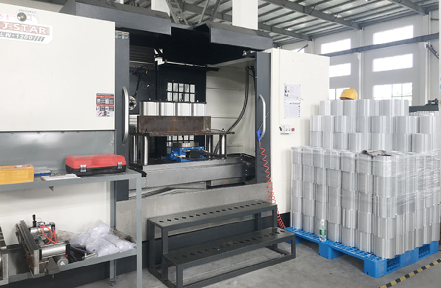 Vaakasuuntainen koneistuskeskus